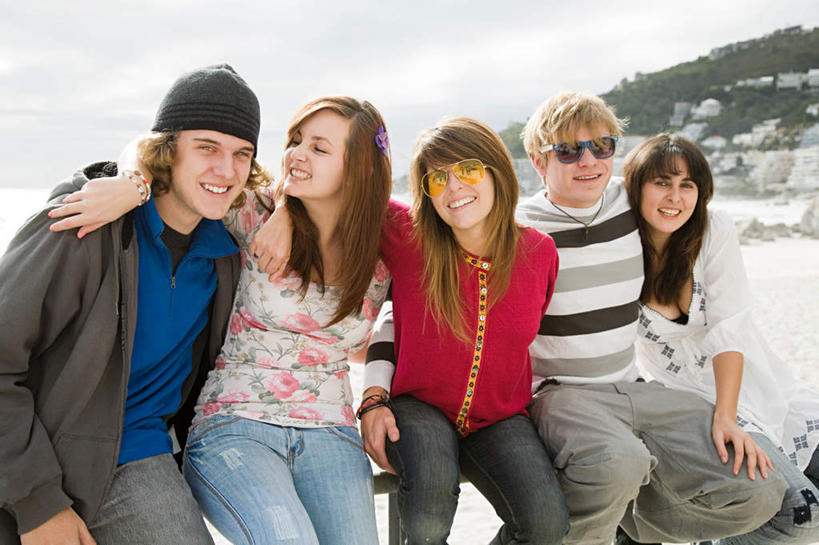 西方人,伙伴,朋友,栏杆,坐,抱,笑,微笑,露齿笑,横图,室外,白天,正面,爱情,旅游,度假,友谊,海浪,海洋,美景,沙滩,帽子,欧洲,非洲,南非,欧洲人,五个人,一排,阴影,服装,整齐,光线,墨镜,沙子,眼镜,影子,海岸,景观,浪花,围栏,沙地,首都,许多人,浪漫,注视,休闲装,娱乐,护栏,排列,衣服,蓝色,蓝天,天空,阳光,自然,海水,太阳镜,太阳眼镜,天,观察,看,一群人,享受,休闲,温暖,温馨,休闲服,遮阳镜,景色,恩爱,放松,恋人,服饰,晴朗,抱着,观看,和睦,察看,搂着,队列,关注,自然风光,海景,万里无云,开普敦,省会,棉帽,阿非利加洲,立法首都,南非共和国,西开普省,友情,男人,男性,年轻男性,年轻女性,女人,女性,白种人,情侣,大海,风浪,海,海水的波动,海滩,近岸浪,涌浪,晴空,晴空万里,怀抱,搂,搂抱,相抱,拥抱,坐着,半身,彩图,伴侣,融洽