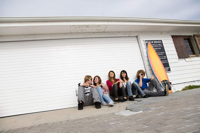 西方人,伙伴,朋友,家,木屋,坐,笑,微笑,露齿笑,横图,室外,白天,仰视,爱情,旅游,度假,友谊,美景,欧洲,非洲,南非,欧洲人,五个人,一排,阴影,服装,整齐,光线,冲浪板,墨镜,眼镜,影子,景观,云,云朵,首都,许多人,浪漫,云彩,注视,休闲装,娱乐,运动器械,住宅,排列,衣服,蓝色,白云,蓝天,天空,阳光,自然,太阳镜,太阳眼镜,天,观察,看,一群人,享受,休闲,温暖,温馨,休闲服,健身器械,遮阳镜,景色,恩爱,放松,恋人,服饰,晴朗,观看,和睦,察看,队列,关注,自然风光,健身器材,开普敦,省会,阿非利加洲,立法首都,南非共和国,西开普省,冲浪装备,友情,男人,男性,年轻男性,年轻女性,女人,女性,白种人,情侣,晴空,坐着,彩图,低角度拍摄,全身,茅舍,茅屋,棚屋,小木屋,小屋,伴侣,融洽,运动器材