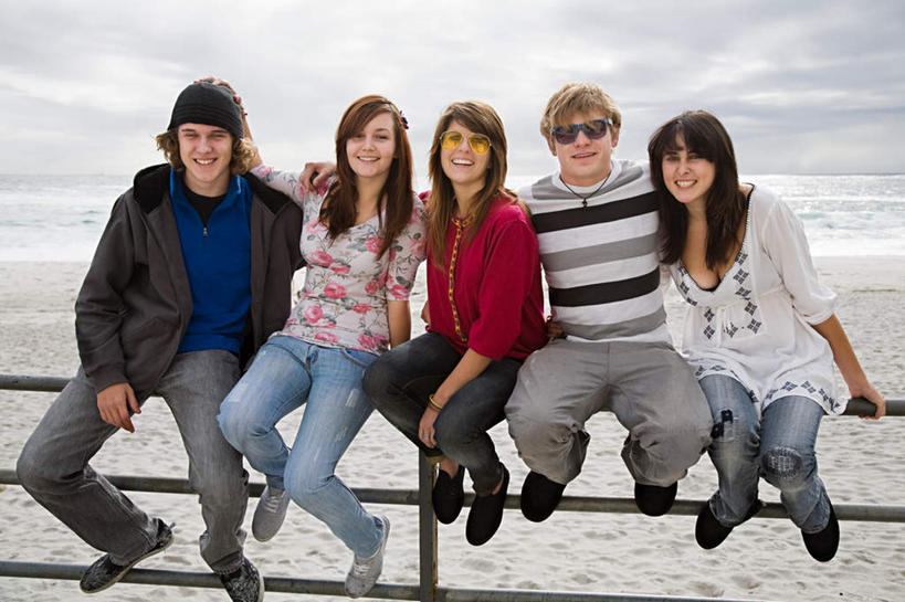 西方人,伙伴,朋友,栏杆,坐,抱,笑,微笑,露齿笑,横图,室外,白天,正面,爱情,旅游,度假,友谊,美景,沙滩,帽子,欧洲,非洲,南非,欧洲人,五个人,一排,阴影,服装,整齐,光线,墨镜,沙子,眼镜,影子,海岸,景观,云,云朵,围栏,沙地,首都,许多人,浪漫,云彩,注视,休闲装,娱乐,护栏,排列,衣服,蓝色,白云,蓝天,天空,阳光,自然,太阳镜,太阳眼镜,天,观察,看,一群人,享受,休闲,温暖,温馨,休闲服,遮阳镜,景色,恩爱,放松,恋人,服饰,晴朗,抱着,观看,和睦,察看,搂着,队列,关注,自然风光,开普敦,省会,棉帽,阿非利加洲,立法首都,南非共和国,西开普省,友情,男人,男性,年轻男性,年轻女性,女人,女性,白种人,情侣,海滩,晴空,怀抱,搂,搂抱,相抱,拥抱,坐着,彩图,全身,伴侣,融洽