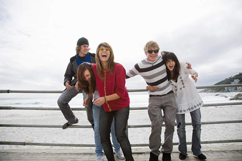 西方人,伙伴,朋友,栏杆,站,坐,抱,笑,微笑,露齿笑,横图,室外,白天,正面,爱情,旅游,度假,友谊,美景,沙滩,帽子,欧洲,非洲,南非,欧洲人,五个人,阴影,服装,光线,墨镜,沙子,眼镜,影子,海岸,景观,云,云朵,围栏,沙地,首都,许多人,浪漫,云彩,注视,休闲装,娱乐,护栏,衣服,蓝色,白云,蓝天,天空,阳光,自然,太阳镜,太阳眼镜,天,观察,看,站着,一群人,享受,休闲,温暖,温馨,休闲服,遮阳镜,景色,恩爱,放松,恋人,服饰,晴朗,抱着,观看,和睦,察看,搂着,关注,自然风光,开普敦,省会,棉帽,阿非利加洲,立法首都,南非共和国,西开普省,友情,男人,男性,年轻男性,年轻女性,女人,女性,白种人,情侣,海滩,晴空,怀抱,搂,搂抱,相抱,拥抱,站立,坐着,半身,彩图,伴侣,融洽