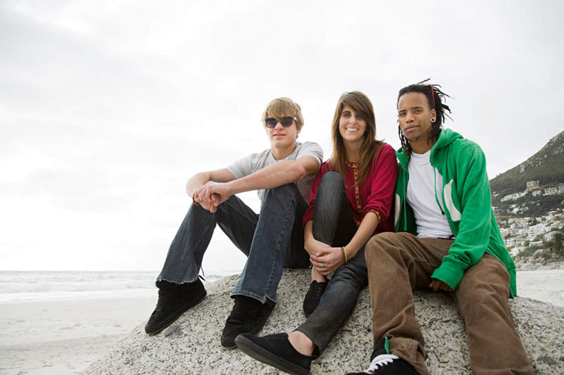 西方人,三个人,伙伴,朋友,坐,笑,微笑,露齿笑,横图,室外,白天,正面,爱情,旅游,度假,友谊,海浪,海洋,石头,美景,沙滩,欧洲,非洲,南非,黑人,欧洲人,握,阴影,服装,光线,墨镜,沙子,石子,眼镜,影子,海岸,景观,浪花,沙地,首都,浪漫,注视,休闲装,娱乐,衣服,蓝色,蓝天,天空,阳光,自然,海水,太阳镜,太阳眼镜,天,观察,看,享受,休闲,温暖,温馨,休闲服,遮阳镜,景色,恩爱,放松,握着,恋人,服饰,晴朗,观看,和睦,察看,关注,自然风光,海景,沉积岩,万里无云,开普敦,省会,阿非利加洲,立法首都,南非共和国,西开普省,水成岩,友情,男人,男性,年轻男性,年轻女性,女人,女性,白种人,非洲人,情侣,大海,风浪,海,海水的波动,海滩,近岸浪,石块,岩石,涌浪,晴空,晴空万里,坐着,半身,彩图,伴侣,融洽