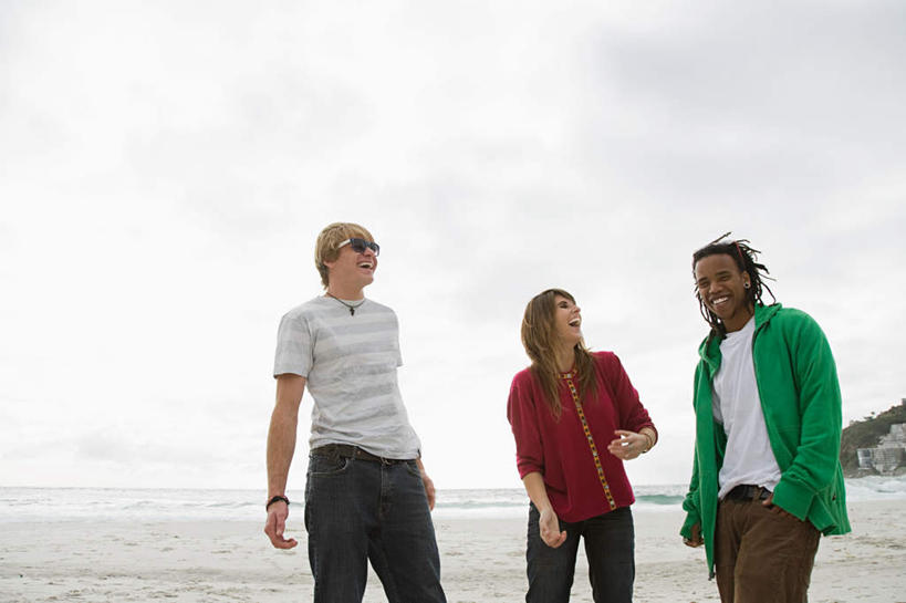 三个人,伙伴,朋友,站,笑,微笑,露齿笑,横图,室外,白天,正面,爱情,旅游,度假,友谊,海浪,海洋,美景,沙滩,非洲,南非,阴影,服装,光线,墨镜,沙子,眼镜,影子,海岸,景观,浪花,云,云朵,沙地,首都,浪漫,云彩,注视,休闲装,娱乐,衣服,蓝色,白云,蓝天,天空,阳光,自然,海水,太阳镜,太阳眼镜,天,观察,看,站着,享受,休闲,温暖,温馨,休闲服,遮阳镜,景色,恩爱,放松,恋人,服饰,晴朗,观看,和睦,察看,双手插袋,关注,自然风光,手插袋,海景,开普敦,省会,双手抄兜,双手放兜,阿非利加洲,立法首都,南非共和国,西开普省,友情,男人,男性,年轻男性,年轻女性,女人,女性,情侣,大海,风浪,海,海水的波动,海滩,近岸浪,涌浪,晴空,插兜,两手抄兜,两手放兜,手插兜,手放口袋,站立,半身,彩图,伴侣,融洽,手抄兜