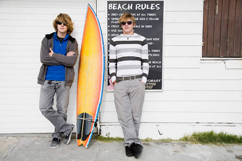 西方人,两个人,伙伴,朋友,家,木屋,站,双手交叉,横图,室外,白天,正面,旅游,度假,友谊,美景,欧洲,非洲,南非,欧洲人,服装,英文,标志,冲浪板,墨镜,文字,眼镜,字符,字母,景观,首都,注视,休闲装,娱乐,标识,运动器械,住宅,衣服,自然,太阳镜,太阳眼镜,黑板,观察,看,靠,靠着,倚靠,站着,享受,休闲,休闲服,健身器械,遮阳镜,景色,放松,教学,服饰,观看,英文字母,察看,双手抱胸,双手插袋,倚着,关注,自然风光,手插袋,健身器材,开普敦,省会,双手抄兜,双手放兜,阿非利加洲,立法首都,南非共和国,西开普省,耐磨,教学黑板,冲浪装备,友情,男人,男性,年轻男性,白种人,插兜,两手抄兜,两手放兜,手插兜,手放口袋,站立,彩图,全身,茅舍,茅屋,棚屋,小木屋,小屋,运动器材,手抄兜