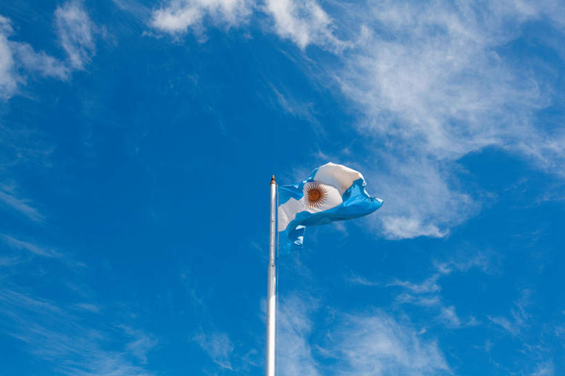 无人,横图,室外,特写,白天,仰视,旗帜,国旗,阿根廷,一面,阴影,光线,旗杆,影子,云,云朵,首都,云彩,蓝色,白云,蓝天,天空,阳光,天,南美,晴朗,南美洲,拉丁美洲,美洲,亚美利加洲,南亚美利加洲,阿根廷共和国,布宜诺斯艾利斯,旗,晴空,彩图,低角度拍摄,阿根廷国旗