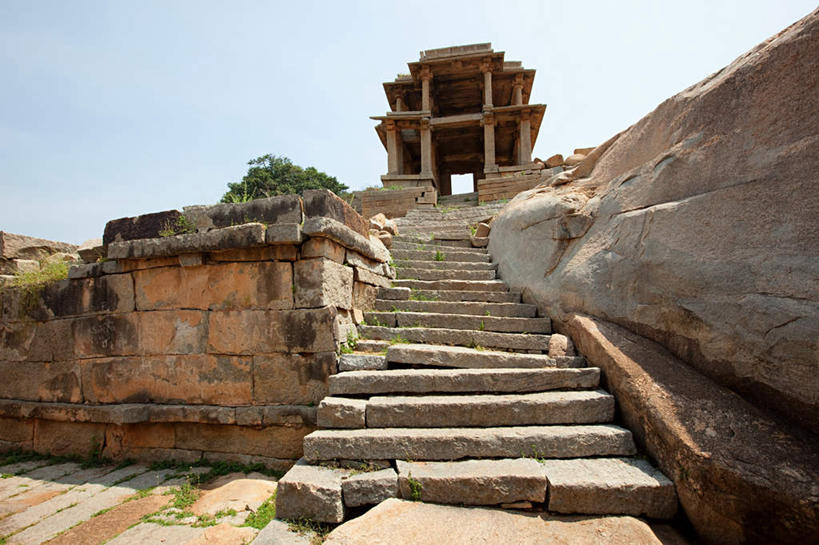 无人,家,横图,室外,白天,仰视,旅游,度假,石头,名胜古迹,植物,楼梯,标志建筑,地标,建筑,印度,亚洲,阴影,遗迹,光线,石子,影子,房屋,阶梯,屋子,古迹,文物,娱乐,建设,古建筑,楼房,废墟,台阶,住宅,树,树木,蓝色,绿色,蓝天,天空,阳光,自然,天,享受,休闲,旅游胜地,放松,生长,晴朗,成长,南亚,古文明,万里无云,卡纳塔克邦,印度共和国,卡纳塔克,贝拉里,亨比,亨比古迹群,石块,岩石,晴空,晴空万里,彩图,低角度拍摄,房子