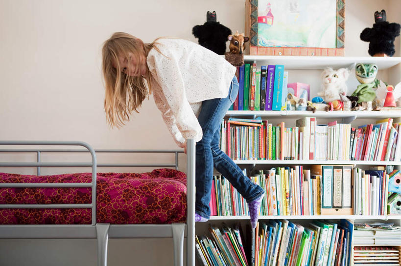 西方人,儿童,一个人,攀登,横图,室内,白天,侧面,纯洁,床,卧室,书籍,欧洲,欧洲人,仅一个女性,仅一个人,一排,许多,弯腰,握,服装,裤子,整齐,并列,并排,墙,床单,很多,置物架,扭头,注视,牛仔裤,休闲装,被子,架子,墙壁,墙面,排列,小孩,衣服,观察,看,转头,仅一个小孩,休闲,休闲服,爬,可爱,童年,童趣,握着,服饰,观看,察看,被单,队列,关注,陈列架,平行,童真,烂漫,无邪,弯身,搁架,儿童双层床,母子床,双层床,天真,女孩,女人,女性,白种人,孩子,书,图书,攀爬,彩图,全身,睡房,卧房,女生