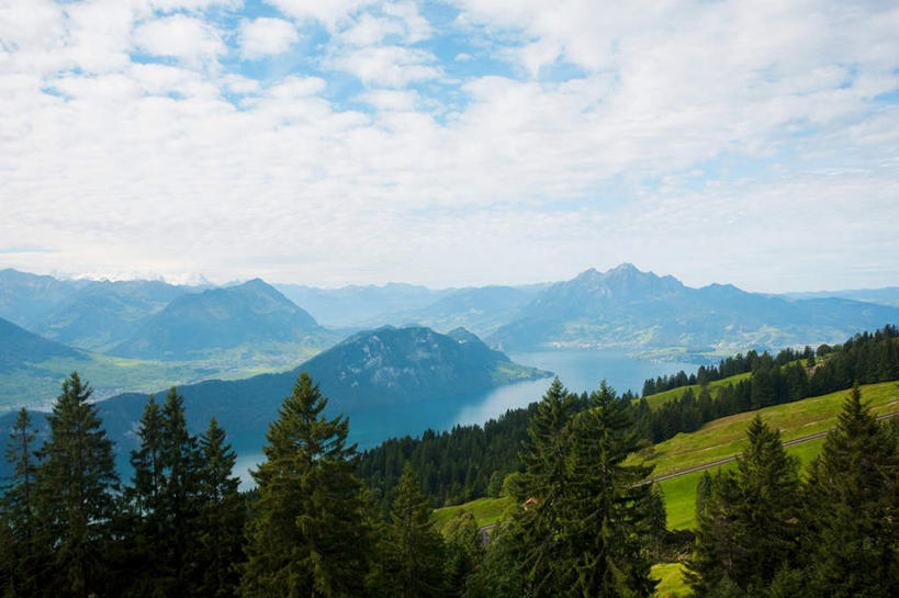 无人,横图,俯视,室外,白天,旅游,度假,草地,草坪,湖,湖泊,石头,美景,森林,山,山脉,树林,水,植物,瑞士,欧洲,阴影,光线,石子,影子,湖面,景观,山峰,水流,水面,云,云朵,山峦,云彩,娱乐,卢塞恩湖,草,树,树木,蓝色,绿色,白云,蓝天,天空,阳光,自然,湖水,群山,天,享受,休闲,景色,放松,生长,晴朗,成长,自然风光,中欧,卢塞恩,瑞士联邦,琉森州,卢塞恩州,琉森,石块,岩石,晴空,彩图,高角度拍摄,琉森湖