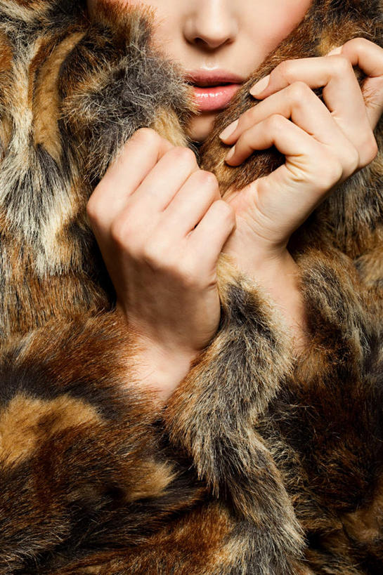 西方人,手,一个人,竖图,室内,特写,白天,正面,欧洲,欧洲人,双手,仅一个年轻女性,仅一个女性,仅一个人,握,服装,拿,拿着,衣服,温暖,手部,大衣,握着,服饰,保暖,衣着,御寒,皮草,穿着,衣饰,年轻女性,女人,女性,白种人,半身,彩图