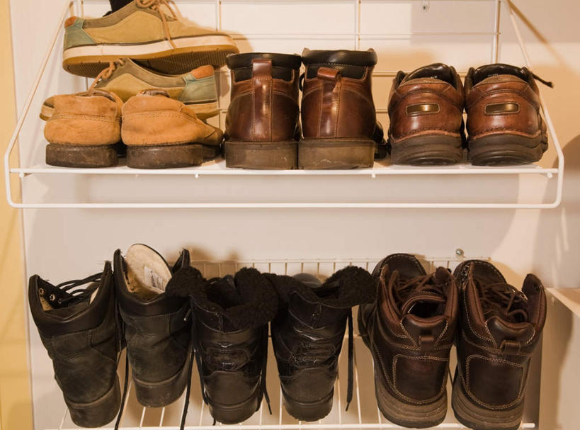 无人,横图,俯视,室内,特写,白天,柜子,静物,鞋子,一排,许多,阴影,整齐,并列,并排,反射,影子,储物柜,很多,鞋柜,靴子,排列,储存,队列,牛仔靴,平行,储备,蕴藏,贮备,彩图,高角度拍摄,贮存