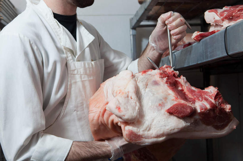 西方人,一个人,厨师,站,横图,室内,白天,侧面,工作服,制服,厨房,欧洲,欧洲人,仅一个男性,仅一个人,许多,握,新鲜,钩子,围裙,肉,生食,牛肉,置物架,拎,肉类,架子,仅一个年轻男性,红色,白色,手套,站着,握着,陈列架,肉食,屠夫,工作制服,搁架,男人,男性,年轻男性,白种人,厨师长,厨子,大厨,主厨,站立,半身,彩图,工作套服,灶间,一次性手套,拎着