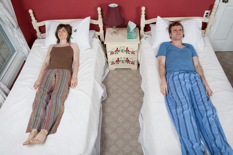 西方人,两个人,家庭,夫妻,躺,横图,俯视,室内,白天,爱情,床,生活用品,台灯,卧室,桌子,照明,欧洲,欧洲人,睡衣,生气,分离,木制,纸,墙,灯光,床单,浪漫,茶几,注视,被子,墙壁,墙面,灯,红色,木制品,灯具,纸巾,日用品,观察,看,温暖,温馨,一家人,恩爱,愤怒,恋人,单人床,卫生纸,观看,恼怒,照亮,和睦,察看,被单,愤慨,怒气,气愤,照明设备,发怒,关注,怒火,情绪,脾气,离别,忿怒,怨恨,分手,强烈,寝衣,气忿,愤恨,生活用纸,肝火,卧着,激动,男人,男性,年轻男性,年轻女性,女人,女性,白种人,年轻人,夫妇,情侣,躺着,卧,半身,彩图,高角度拍摄,睡房,卧房,伴侣,融洽