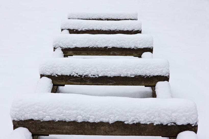 无人,横图,室外,特写,白天,正面,美景,雪,大雪,椅子,覆盖,木制,木椅,积雪,景观,雪景,冬季,冬天,自然,木制品,景色,寒冷,自然风光,遮盖,严寒,笼罩,笼盖,彩图