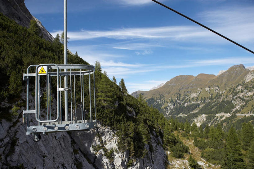 无人,横图,室外,白天,正面,旅游,度假,美景,森林,山,山脉,树林,植物,意大利,欧洲,阿尔卑斯山,阴影,光线,影子,景观,山峰,云,云朵,山峦,云彩,娱乐,缆车,树,树木,蓝色,绿色,白云,蓝天,天空,阳光,自然,交通工具,群山,天,享受,休闲,景色,放松,生长,晴朗,成长,南欧,自然风光,索道,阿尔卑斯山脉,意大利共和国,威内托,威内托大区,缆索铁路,多洛米蒂山脉,贝卢诺,贝卢诺省,晴空,彩图,波尔萨诺,博尔扎诺,特伦托自治省