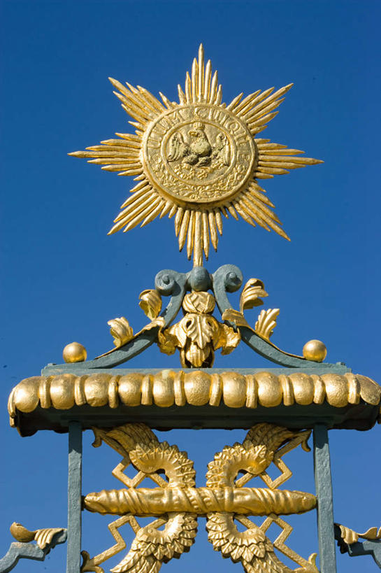 无人,栏杆,竖图,室外,特写,白天,仰视,旅游,度假,太阳,标志建筑,地标,建筑,德国,欧洲,阴影,装饰,光线,影子,围栏,首都,娱乐,建设,护栏,柏林,蓝色,蓝天,天空,阳光,天,享受,休闲,旅游胜地,放松,晴朗,华丽,修饰,点缀,西欧,万里无云,德意志联邦共和国,衬托,美观,雅致,雅观,柏林州,夏洛腾堡宫,夏洛滕堡宫,晴空,晴空万里,彩图,低角度拍摄