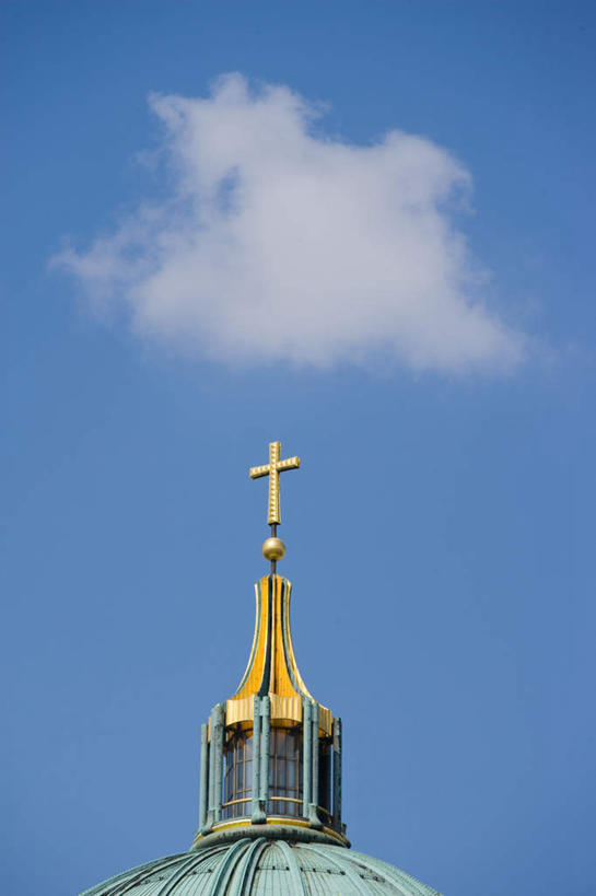 无人,教堂,竖图,室外,特写,白天,仰视,旅游,度假,标志建筑,地标,建筑,德国,欧洲,阴影,节日,光线,十字架,影子,云,云朵,首都,云彩,文化,娱乐,建设,柏林,柏林大教堂,蓝色,白云,蓝天,天空,阳光,天,祈祷,享受,休闲,健康,旅游胜地,放松,许愿,宗教,信仰,晴朗,纪念,祈求,西欧,信念,德意志联邦共和国,柏林州,柏林博物馆岛,博物馆岛,菩提树大街,平安,晴空,彩图,低角度拍摄,大教堂,礼拜堂