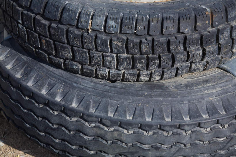 无人,横图,俯视,室内,特写,白天,静物,阴影,反射,纹路,纹理,影子,两个,黑色,轮胎,橡胶,橡胶制品,车胎,肌理,彩图,高角度拍摄,外胎