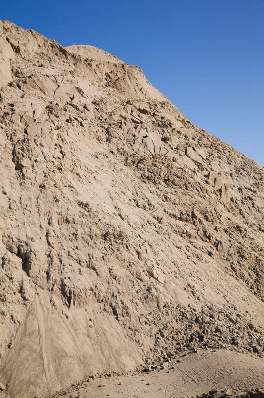 无人,竖图,室外,白天,正面,一堆,许多,阴影,堆叠,堆积,光线,沙子,影子,泥土,土壤,蓝色,蓝天,天空,阳光,建筑工地,天,晴朗,堆,红壤,万里无云,地盘,建筑地盘,施工地盘,晴空,晴空万里,红土,彩图,工地