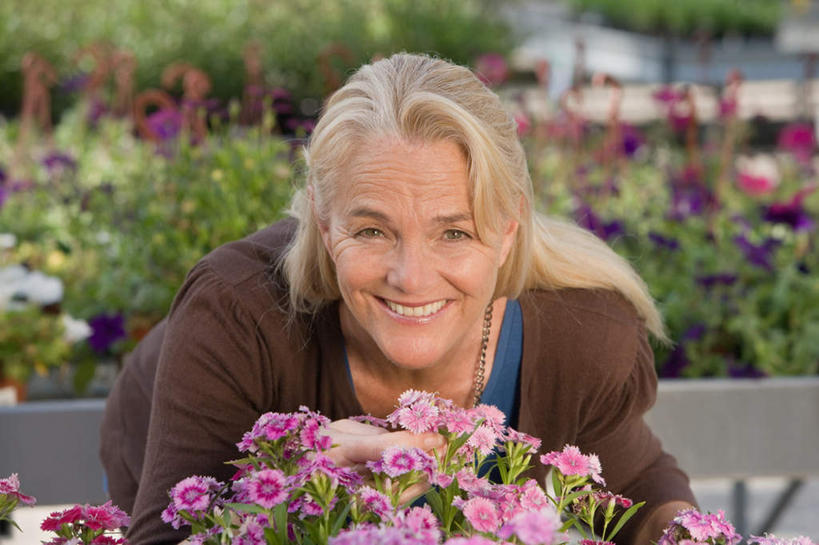 西方人,一个人,商店,站,笑,微笑,露齿笑,横图,室外,白天,正面,欧洲,欧洲人,仅一个女性,仅一个人,弯腰,服装,朦胧,模糊,盛开,花蕾,注视,休闲装,商铺,花,花瓣,花朵,鲜花,衣服,粉色,花苞,花蕊,观察,看,站着,休闲,休闲服,服饰,仅一个老年女性,观看,察看,关注,弯身,市肆,商号,老年女性,女人,女性,白种人,站立,半身,彩图,店铺,花园中心,园艺中心