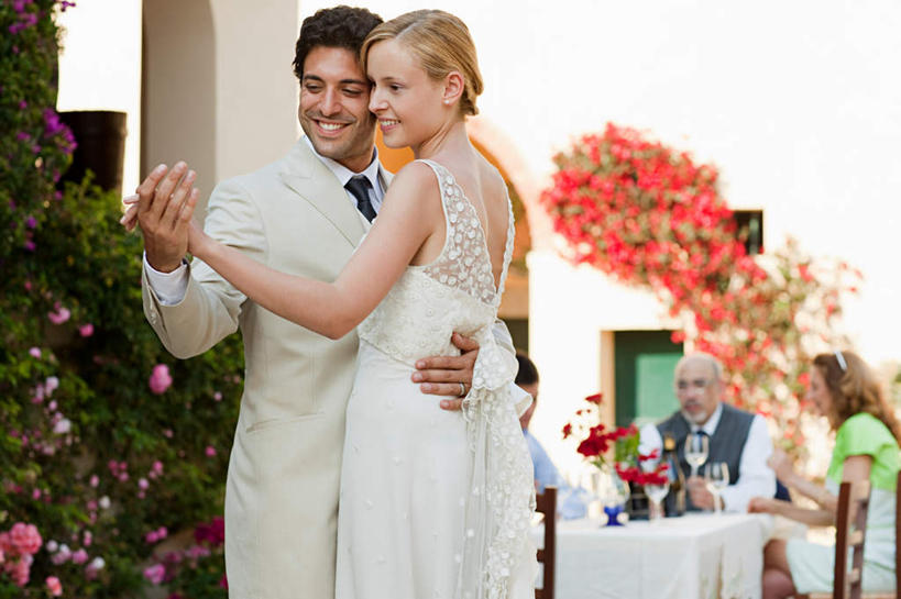 西方人,两个人,家庭,夫妻,新娘,新郎,站,握手,抱,笑,微笑,露齿笑,横图,室外,白天,侧面,婚纱,衬衫,西装,爱情,婚礼,跳舞,快乐,餐桌,桌子,椅子,欧洲,欧洲人,套装,正装,庆祝,盛开,木椅,领带,结婚,浪漫,花蕾,注视,职业装,花,花瓣,花朵,鲜花,花苞,花蕊,观察,看,站着,温暖,温馨,喜庆,一家人,恩爱,恋人,餐台,抱着,观看,纪念,优雅,华丽,和睦,察看,搂着,关注,舞姿,华尔兹,圆舞,圆舞曲,男人,男性,年轻男性,年轻女性,女人,女性,白种人,年轻人,夫妇,情侣,搀手,拉手,搂,搂抱,手拉手,手握手,站立,半身,彩图,衬衣,婚礼服,礼服,高兴,舞蹈,伴侣,融洽