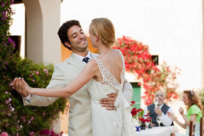 西方人,背部,两个人,家庭,夫妻,新娘,新郎,站,握手,抱,笑,微笑,露齿笑,横图,室外,白天,正面,婚纱,衬衫,西装,爱情,婚礼,跳舞,快乐,餐桌,桌子,椅子,欧洲,欧洲人,套装,正装,庆祝,盛开,木椅,领带,结婚,浪漫,花蕾,注视,职业装,花,花瓣,花朵,鲜花,花苞,花蕊,观察,看,站着,温暖,温馨,喜庆,一家人,恩爱,恋人,餐台,抱着,观看,纪念,优雅,华丽,和睦,察看,搂着,关注,舞姿,华尔兹,圆舞,圆舞曲,男人,男性,年轻男性,年轻女性,女人,女性,白种人,年轻人,夫妇,情侣,搀手,拉手,搂,搂抱,手拉手,手握手,站立,半身,彩图,衬衣,婚礼服,礼服,高兴,舞蹈,伴侣,融洽