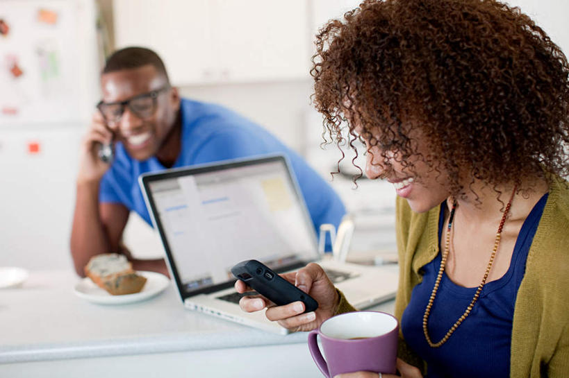 西方人,中年人,两个人,家庭,夫妻,坐,笑,打电话,微笑,露齿笑,横图,室内,白天,正面,爱情,电脑,笔记本电脑,厨房,柜子,桌面,桌子,杯子,电话,手机,项链,欧洲,非洲,黑人,欧洲人,敲打,握,服装,朦胧,模糊,装饰,网络,木制,瓷器,电器,眼镜,冰箱,咖啡杯,陶瓷制品,储物柜,浪漫,拿,听,拿着,注视,休闲装,输入,通讯设备,冷冻,冷柜,装饰品,衣服,木制品,饰品,首饰,冷藏柜,打字,低头,观察,看,休闲,温暖,温馨,一家人,休闲服,恩爱,握着,恋人,服饰,冷藏,观看,储藏,点击,华丽,修饰,敲击,点缀,和睦,察看,无线,家电,家用电器,储存,关注,瓷杯,通信设备,无线网络,近视眼镜,无线上网,便携式电脑,衬托,美观,雅致,雅观,保鲜,储备,蕴藏,贮备,冰箱贴,交流,按键,手提电脑,男人,男性,女人,女性,中年男性,中年女性,非洲人,夫妇,情侣,沟通,通话,坐着,半身,彩图,灶间,伴侣,融洽,贮存,磁贴