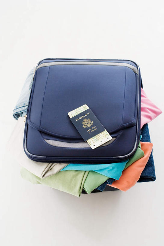 无人,竖图,俯视,室内,特写,白天,白色背景,静物,服装,拉杆箱,旅行箱,凌乱,衣服,行李箱,箱子,摄影,服饰,影棚,出差,护照,混乱,衣着,穿着,衣饰,纷乱,缭乱,庞杂,彩图,高角度拍摄,影棚拍摄,旅行,拍摄,机票