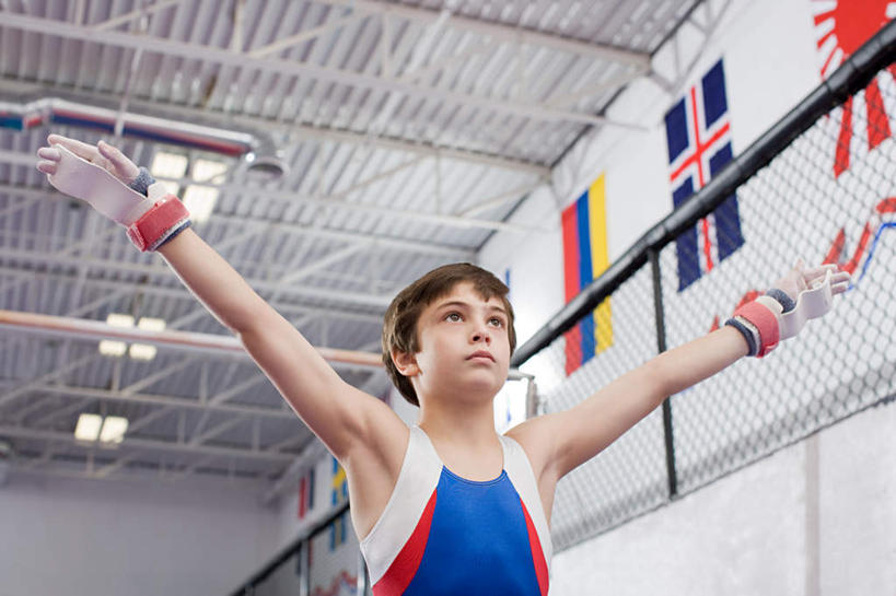 西方人,儿童,一个人,运动员,站,举,伸展双臂,横图,室内,白天,仰视,运动服,锻炼,纯洁,运动,旗帜,国旗,欧洲,欧洲人,仅一个男性,仅一个人,一排,吊挂,悬挂,服装,整齐,墙,挂,注视,墙壁,墙面,排列,小孩,衣服,蓝色,观察,看,托,站着,仅一个小孩,可爱,童年,童趣,服饰,观看,察看,衣着,穿着,队列,关注,童真,烂漫,无邪,衣饰,三面,体育,天真,男孩,男人,男性,白种人,孩子,旗,体育运动员,运动选手,敞开双臂,举起,举手,举着,伸开双臂,向上举,向上伸,向上托,展开双肩,站立,张开手臂,张开双臂,半身,彩图,低角度拍摄,健身,男生,运动装