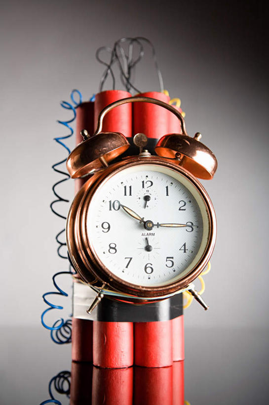 无人,竖图,室内,特写,白天,正面,竞争,高科技,科技,静物,炸药,炸弹,对抗,灰色背景,冲突,军事,时间,科学,时钟,计时,破坏,一个,钟表,表,武器,战争,工业,摄影,影棚,单个,损坏,攻击,恐怖,威胁,对立,矛盾,兵器,弹药,防御,军方,军工业,国防,敌对,挫败,斗争,抗拒,抗衡,杀伤,威慑,危险,甘油炸药,钟,彩图,影棚拍摄,拍摄