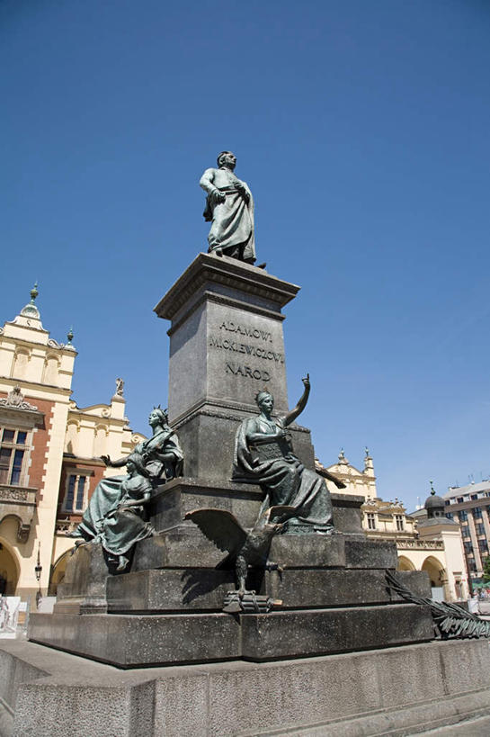 无人,竖图,室外,白天,仰视,旅游,度假,标志建筑,地标,建筑,雕塑,欧洲,波兰,阴影,艺术,装饰,光线,雕刻,雕像,影子,娱乐,建设,蓝色,蓝天,天空,阳光,工艺品,天,享受,休闲,旅游胜地,放松,晴朗,纪念,美术,主题,陈列,中欧,万里无云,功能,美学,波兰共和国,克拉科夫,克拉科夫省,晴空,晴空万里,彩图,低角度拍摄