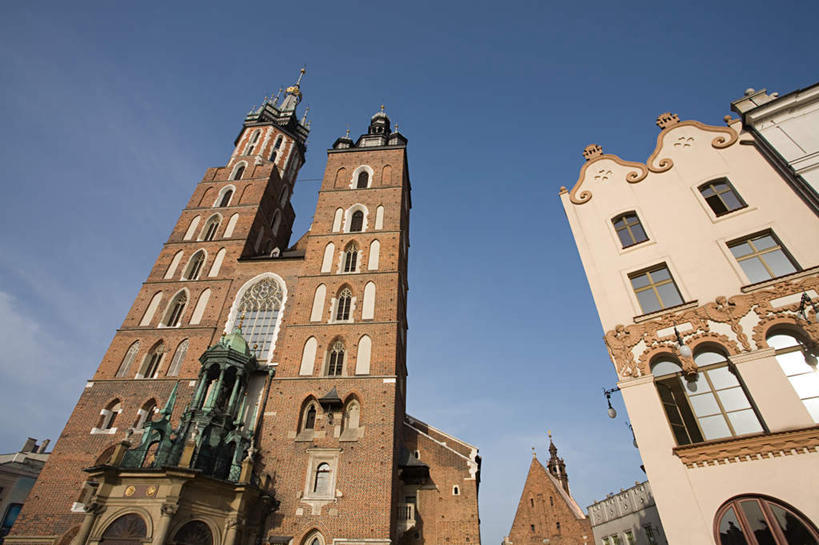 无人,教堂,横图,室外,白天,仰视,旅游,度假,窗户,标志建筑,地标,建筑,欧洲,波兰,一排,阴影,节日,整齐,光线,影子,墙,文化,娱乐,建设,玻璃窗,墙壁,墙面,排列,蓝色,蓝天,天空,阳光,天,祈祷,享受,休闲,健康,旅游胜地,放松,许愿,宗教,信仰,晴朗,纪念,祈求,基督教,队列,天主教,信念,中欧,万里无云,波兰共和国,克拉科夫,克拉科夫省,平安,晴空,晴空万里,彩图,低角度拍摄,大教堂,礼拜堂