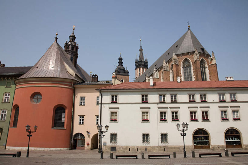 无人,家,横图,室外,白天,正面,旅游,度假,窗户,标志建筑,地标,建筑,路灯,照明,欧洲,波兰,一排,阴影,整齐,并列,并排,光线,影子,房屋,墙,屋子,公寓,灯光,娱乐,建设,洋房,楼房,玻璃窗,墙壁,墙面,住宅,灯,排列,蓝色,蓝天,天空,阳光,天,享受,休闲,旅游胜地,放松,晴朗,照亮,照明设备,队列,平行,中欧,万里无云,波兰共和国,克拉科夫,克拉科夫省,晴空,晴空万里,彩图,房子