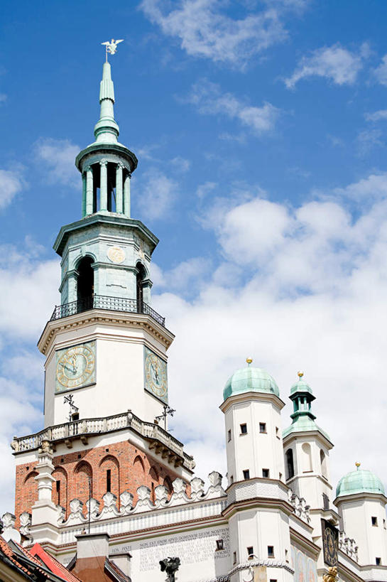 无人,家,竖图,室外,白天,仰视,旅游,度假,标志建筑,地标,建筑,欧洲,波兰,阴影,时间,光线,时钟,影子,房屋,屋子,云,云朵,计时,云彩,娱乐,建设,楼房,住宅,蓝色,白云,蓝天,天空,阳光,钟表,天,享受,休闲,表,旅游胜地,放松,晴朗,中欧,首府,塔钟,波兰共和国,波兹南,波兹南省,钟,晴空,彩图,低角度拍摄,房子