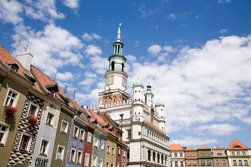 无人,家,横图,室外,白天,仰视,旅游,度假,标志建筑,地标,建筑,欧洲,波兰,阴影,时间,光线,时钟,影子,房屋,屋子,云,云朵,计时,云彩,娱乐,建设,楼房,住宅,蓝色,白云,蓝天,天空,阳光,钟表,天,享受,休闲,表,旅游胜地,放松,晴朗,中欧,首府,塔钟,波兰共和国,波兹南,波兹南省,钟,晴空,彩图,低角度拍摄,房子