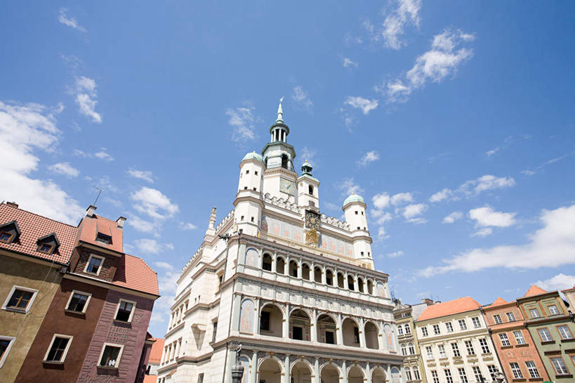 无人,家,横图,室外,白天,仰视,旅游,度假,标志建筑,地标,建筑,欧洲,波兰,阴影,时间,光线,时钟,影子,房屋,屋子,云,云朵,计时,云彩,娱乐,建设,楼房,住宅,蓝色,白云,蓝天,天空,阳光,钟表,天,享受,休闲,表,旅游胜地,放松,晴朗,中欧,首府,塔钟,波兰共和国,波兹南,波兹南省,钟,晴空,彩图,低角度拍摄,房子