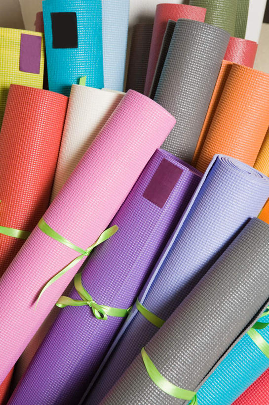 无人,竖图,俯视,彩色,室内,特写,白天,静物,一排,许多,阴影,整齐,并列,并排,反射,毯子,影子,很多,排列,瑜伽垫,垫子,五颜六色,色彩斑斓,队列,瑜伽毯,五彩缤纷,平行,五彩斑斓,五光十色,彩图,高角度拍摄