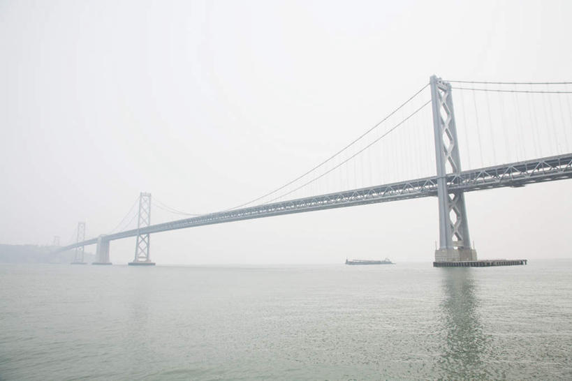 无人,横图,室外,白天,仰视,旅游,度假,河流,水,雾,标志建筑,城市,大桥,地标,建筑,立交桥,桥梁,美国,波纹,朦胧,模糊,河水,水流,高架,斜拉桥,桥,涟漪,娱乐,建设,倒影,水纹,波浪,享受,休闲,旅游胜地,放松,迷雾,倒映,北美,北美洲,加利福尼亚,美洲,旧金山,加州,加利福尼亚州,圣弗朗西斯科,三藩市,金州,黄金州,海湾大桥,水晕,北亚美利加洲,亚美利加洲,反照,大雾,彩图,低角度拍摄,旧金山.奥克兰海湾大桥