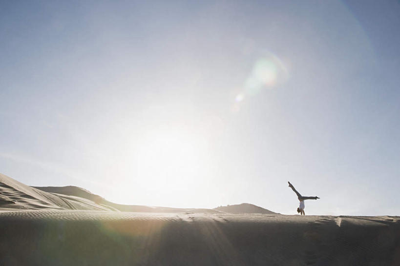 西方人,一个人,商务人士,商务女性,横图,室外,白天,仰视,沙漠,太阳,欧洲,欧洲人,仅一个年轻女性,仅一个女性,仅一个人,撑,倒立,阴影,套装,朦胧,模糊,光线,纹路,纹理,影子,注视,蓝色,蓝天,天空,阳光,天,观察,看,晴朗,观看,张开双腿,察看,撑着,关注,商务装,工薪阶层,万里无云,肌理,展开双腿,侧手翻,年轻女性,女人,女性,白种人,白领,上班族,大漠,砂漠,晴空,晴空万里,彩图,低角度拍摄,全身,伸展双腿