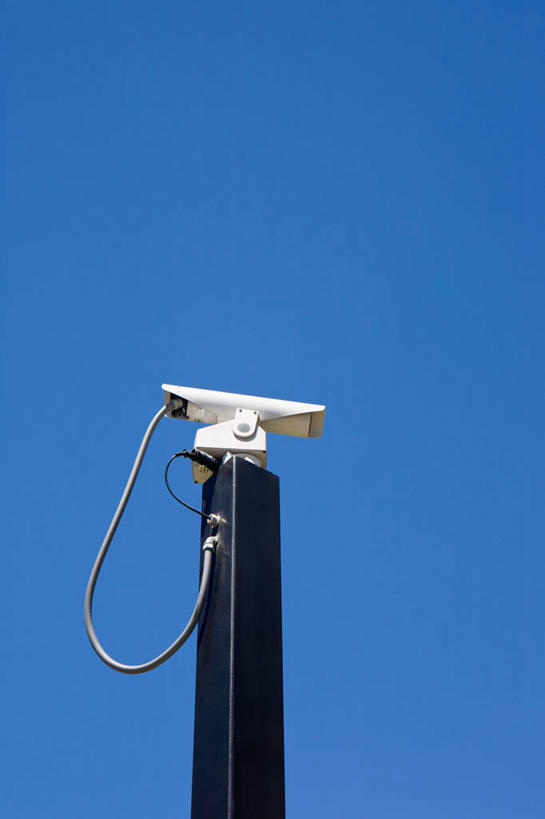 无人,竖图,室外,特写,白天,仰视,显示器,阴影,光线,屏幕,影子,显示屏,一个,蓝色,蓝天,天空,阳光,天,观察,晴朗,单个,察看,调查,监视器,监控,输出设备,考察,监控设备,万里无云,观测,视察,监控设置,监控装备,晴空,晴空万里,彩图,低角度拍摄