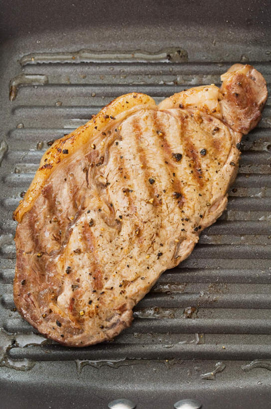 无人,竖图,俯视,室内,特写,白天,烧烤,调味,肉,香料,佐料,牛排,牛肉,烤架,烤肉,肉类,铁架,配料,肉食,作料,彩图,高角度拍摄