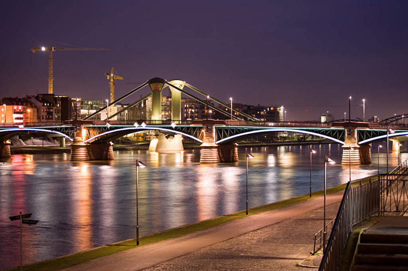 无人,栏杆,横图,室外,夜晚,正面,旅游,度假,河流,水,楼梯,标志建筑,大桥,地标,建筑,立交桥,路灯,桥梁,夜景,照明,德国,欧洲,阴影,波纹,光线,扶手,影子,阶梯,河水,水流,高架,斜拉桥,桥,灯光,涟漪,娱乐,建设,护栏,台阶,灯,倒影,水纹,波浪,享受,休闲,旅游胜地,放松,照亮,倒映,照明设备,西欧,德意志联邦共和国,法兰克福,水晕,法兰克福市,黑森州,反照,彩图