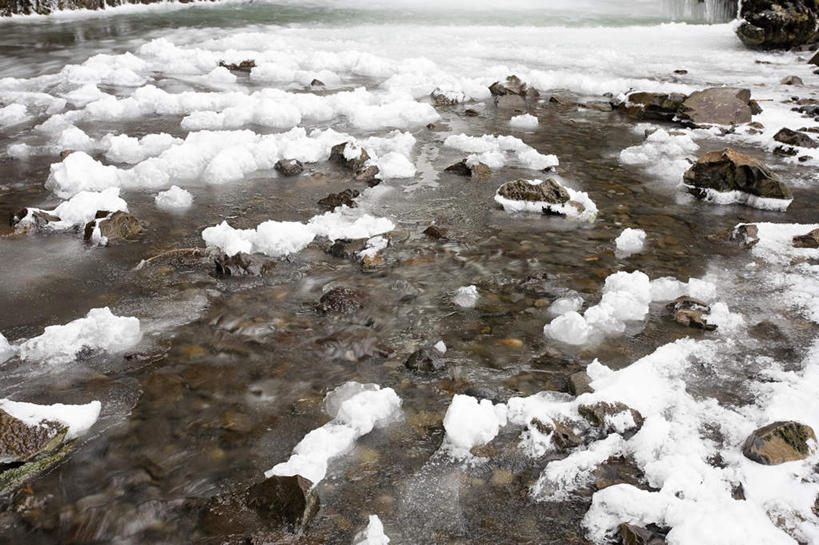 无人,横图,俯视,室外,白天,旅游,度假,河流,石头,美景,水,雪,大雪,美国,阴影,光线,石子,影子,高地,河水,积雪,景观,水流,雪景,冬季,冬天,娱乐,倒影,阳光,自然,享受,休闲,景色,放松,寒冷,倒映,北美,北美洲,自然风光,美洲,河谷,俄勒冈州,哥伦比亚河谷,俄勒冈,北亚美利加洲,亚美利加洲,严寒,落日之州,水獭之州,海狸州,哥伦比亚谷,哥伦比亚山谷,反照,石块,岩石,彩图,高角度拍摄