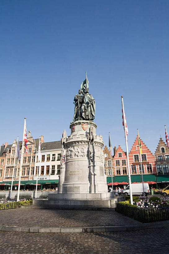 无人,竖图,室外,白天,仰视,度假,美景,窗户,城市风光,城市,雕塑,比利时,欧洲,一排,许多,阴影,艺术,整齐,装饰,光线,雕刻,雕像,影子,房屋,屋子,景观,公寓,娱乐,楼房,玻璃窗,住宅,排列,蓝色,蓝天,天空,阳光,工艺品,天,享受,休闲,景色,放松,晴朗,纪念,美术,西欧,队列,主题,陈列,万里无云,省会,功能,美学,比利时王国,布鲁日,西佛兰德省,晴空,晴空万里,彩图,低角度拍摄,房子