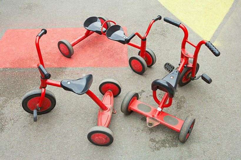 无人,横图,俯视,室外,特写,白天,道路,路,公路,静物,三辆,阴影,反射,影子,三轮车,交通,车,脚踏车,红色,交通工具,载具,马路,彩图,高角度拍摄