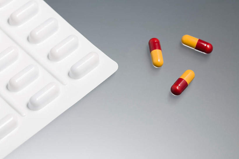 无人,横图,室内,特写,白天,正面,安全,静物,灰色背景,包装,包装纸,铝箔纸,药剂,药丸,纸,防护,纸张,药片,三个,药品,治疗,摄影,影棚,保护,药物,医疗,包装材料,保险,预防,锡箔,铝箔,平安,彩图,影棚拍摄,拍摄