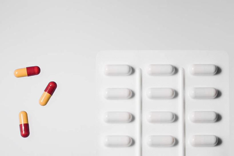 无人,横图,俯视,室内,特写,白天,安全,静物,灰色背景,包装,包装纸,铝箔纸,药剂,药丸,纸,防护,纸张,药片,三个,药品,治疗,摄影,影棚,保护,药物,医疗,包装材料,保险,预防,锡箔,铝箔,平安,彩图,高角度拍摄,影棚拍摄,拍摄