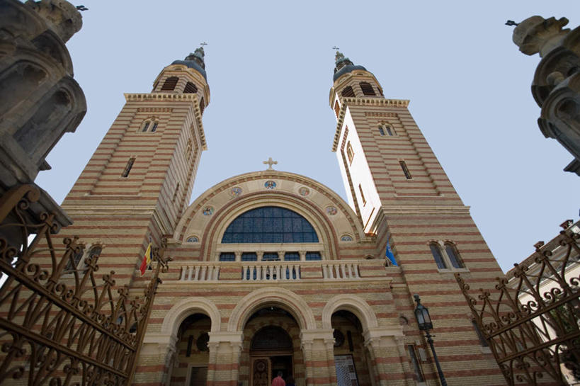 无人,教堂,栏杆,横图,室外,白天,仰视,旅游,度假,窗户,门,标志建筑,地标,建筑,欧洲,罗马尼亚,阴影,节日,光线,影子,墙,拱门,围栏,文化,娱乐,建设,护栏,玻璃窗,墙壁,墙面,蓝色,蓝天,天空,阳光,门框,天,祈祷,享受,休闲,健康,旅游胜地,放松,许愿,宗教,信仰,晴朗,纪念,祈求,基督教,天主教,信念,东欧,万里无云,特兰西瓦尼亚,锡比乌,锡比乌县,平安,晴空,晴空万里,彩图,低角度拍摄,大教堂,礼拜堂