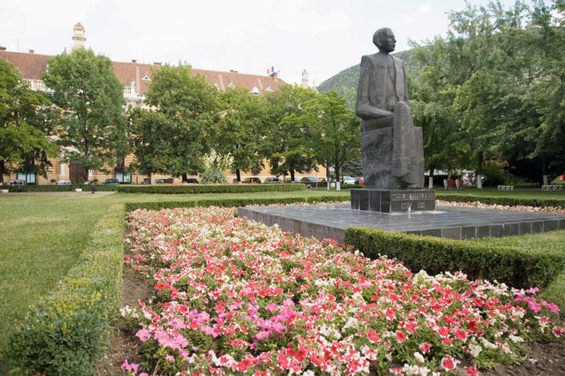 西方人,一个人,无人,家,站,横图,室外,白天,正面,度假,草地,草坪,花海,花圃,美景,植物,城市风光,城市,叶子,雕塑,欧洲,罗马尼亚,欧洲人,仅一个男性,仅一个人,仅一个中年男性,服装,艺术,装饰,盛开,雕刻,雕像,房屋,屋子,景观,公寓,花蕾,娱乐,洋房,楼房,住宅,草,花,花瓣,花朵,花卉,鲜花,树,树木,衣服,绿色,自然,工艺品,花丛,花束,花田,花苞,花蕊,站着,享受,休闲,景色,放松,服饰,生长,成长,纪念,美术,衣着,穿着,主题,陈列,东欧,功能,美学,衣饰,布拉索夫,布拉索夫县,男人,男性,中年男性,白种人,站立,彩图,全身,房子