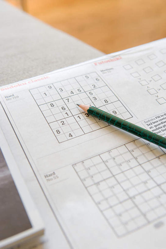 无人,竖图,俯视,室内,特写,白天,游戏,桌子,静物,阴影,反射,笔,影子,办公用品,玩,娱乐,文具,铅笔,学习用品,休闲,功课,作业,活动,文具用品,一支,发泄,消遣,智力,宣泄,床上桌,懒人桌,玩耍,嬉戏,彩图,高角度拍摄