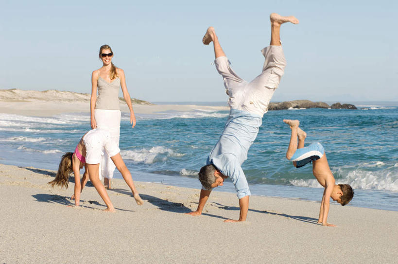 西方人,儿童,中年人,腿部,脚,脚趾,脚趾甲,腿,四个人,家庭,夫妻,母亲,父亲,女儿,儿子,站,笑,微笑,露齿笑,横图,室外,白天,正面,爱情,纯洁,海浪,海洋,沙滩,水,欧洲,欧洲人,一副,撑,倒立,飞溅,服装,朦胧,模糊,溅,墨镜,沙子,眼镜,液体,海岸,浪花,水滴,沙地,浪漫,注视,休闲装,光脚,水珠,小孩,衣服,蓝色,蓝天,天空,海水,太阳镜,太阳眼镜,天,观察,看,站着,休闲,温暖,温馨,父女,父子,母女,母子,一家人,赤脚,休闲服,遮阳镜,恩爱,父爱,可爱,母爱,童年,童趣,恋人,服饰,晴朗,观看,和睦,察看,撑着,关注,喷洒,海景,童真,烂漫,无邪,万里无云,侧手翻,天真,男孩,男人,男性,女孩,女人,女性,中年男性,中年女性,白种人,孩子,脚指甲,夫妇,情侣,大海,风浪,海,海水的波动,海滩,近岸浪,涌浪,晴空,晴空万里,站立,彩图,全身,伴侣,融洽,男生,女生