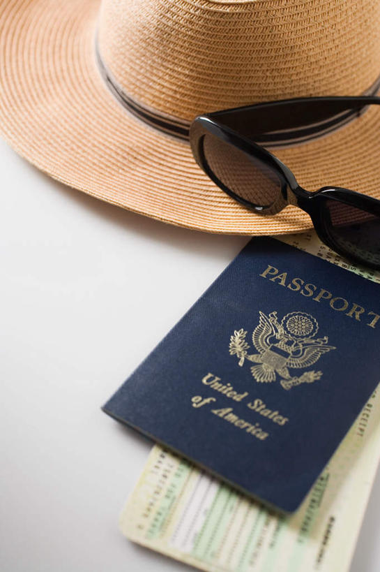 无人,竖图,俯视,室内,特写,白天,白色背景,静物,帽子,阴影,反射,英文,标志,草帽,墨镜,文字,眼镜,影子,字符,字母,标识,太阳镜,太阳眼镜,遮阳镜,摄影,影棚,英文字母,护照,彩图,高角度拍摄,影棚拍摄,拍摄,机票